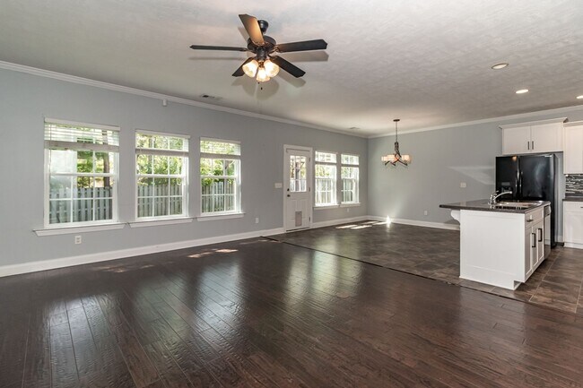 Building Photo - Large 3 bedroom (plus bonus), 2 1/2 bath home in Canterbury Farms!