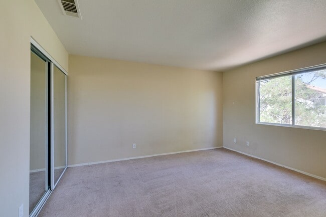Building Photo - SUMMERLIN, SPACIOUS, 4 BED HOME WHITH A LARGE BACKYARD