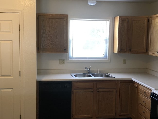 Kitchen - 15130 Sprucevale Rd