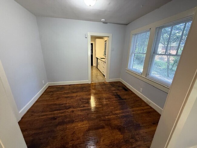 Building Photo - 3 Bedrooms | 2 Bathrooms | Rosewood Area