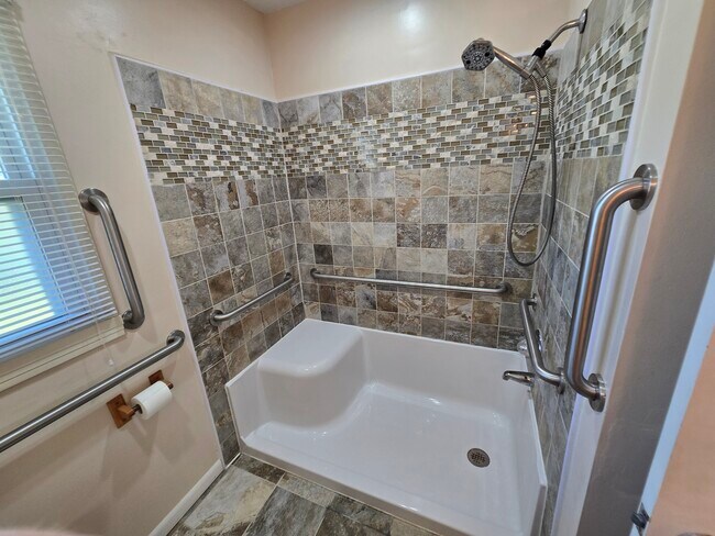 Building Photo - 835 E Edwards Ave