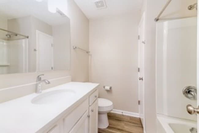 Building Photo - Renovated ~ 2 bedroom / 1.5 Townhome in We...