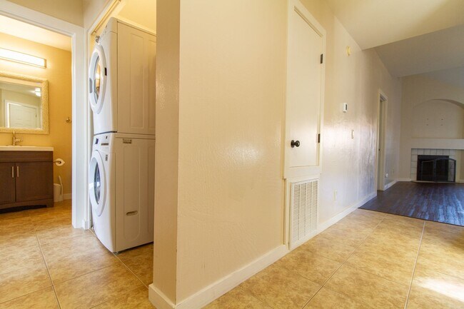 Building Photo - **Charming 2 Bedroom Condo for Rent at Park Centre**