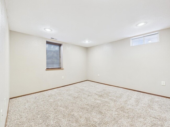 Building Photo - 904 S Cloudas Ave