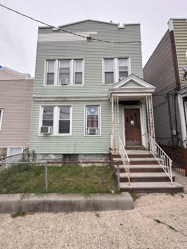 Primary Photo - 240 Linden Ave