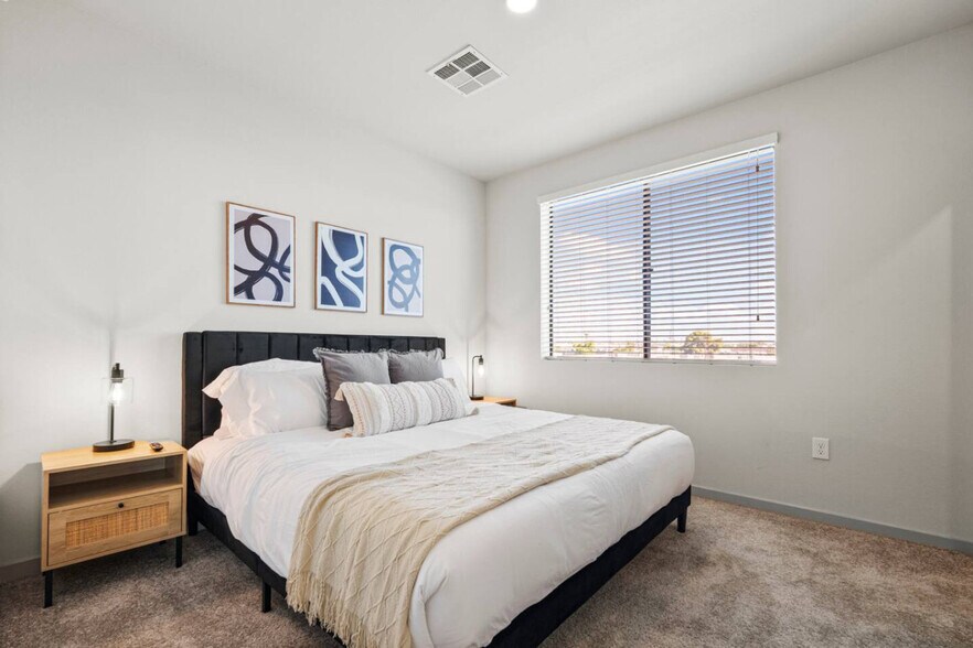 Building Photo - 711 W Broadway Rd