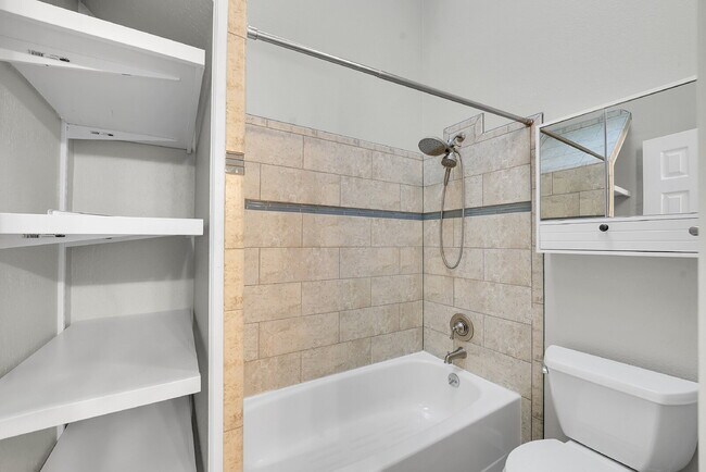 Building Photo - $2,295.95, 2-bed, 2.5 bath, located in Lakewood