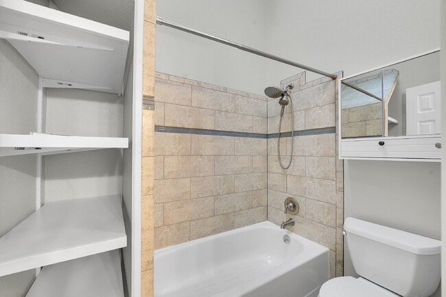 Building Photo - $2,450.00, 2-bed, 2.5 bath, located in Lak...
