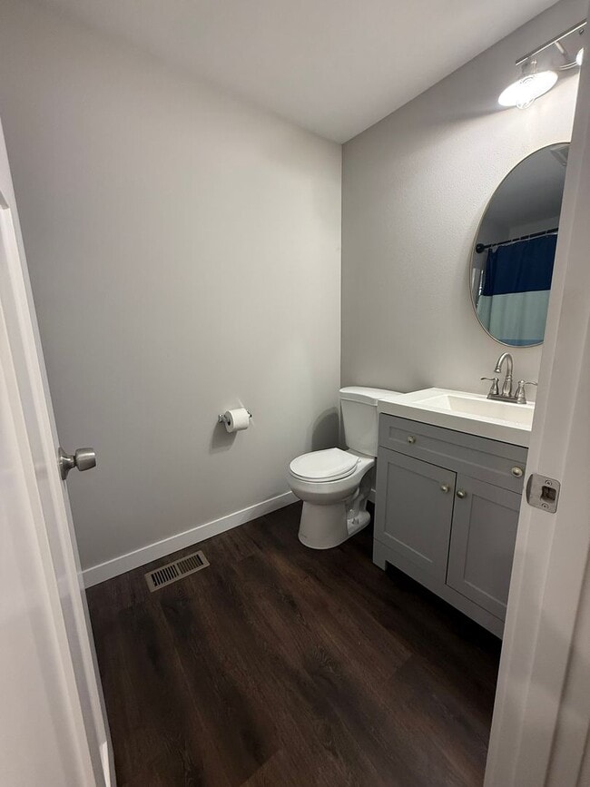 Building Photo - Beautifully renovated Pet Friendly Two Bed...
