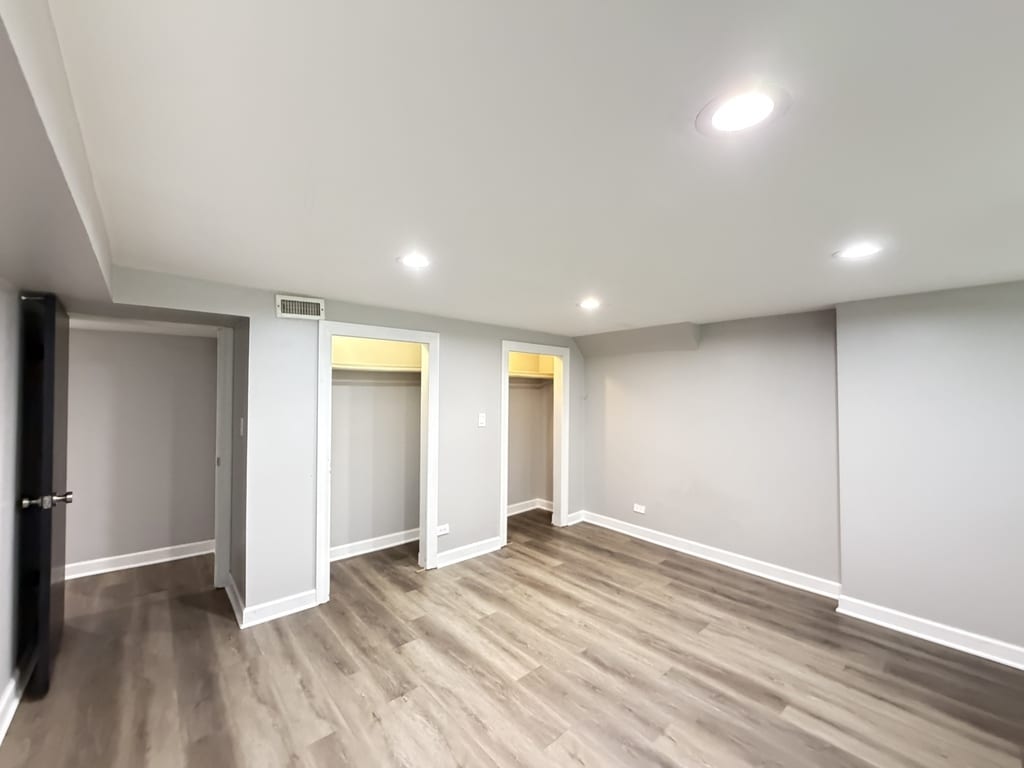 Building Photo - 2617 W Rascher Ave