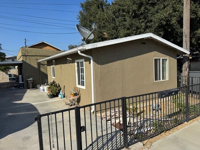 Building Photo - Cozy 1 Bed, 1 Bath Pomona Cottage with 440...