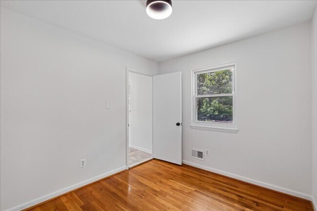 Building Photo - Remodeled in great location! 4 bedrooms 2 FB Walk to Metro