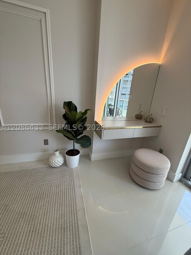 Building Photo - 1300 Brickell Bay Dr
