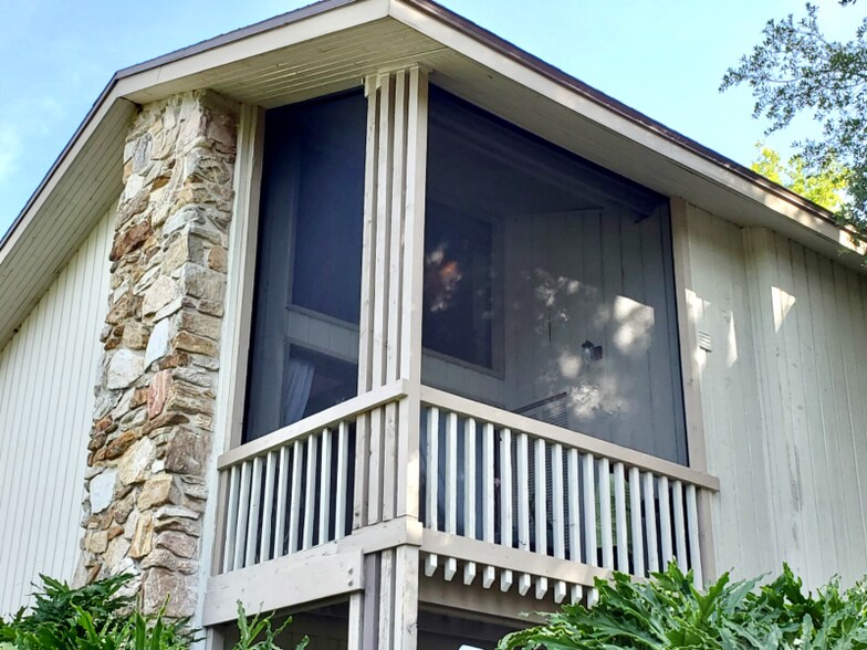 Building Photo - 2036 Corner Lake Dr