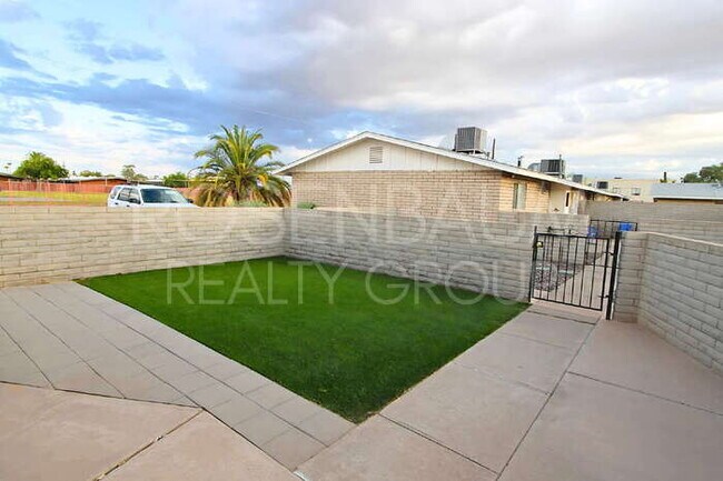 Building Photo - 1008 N Pueblo Dr