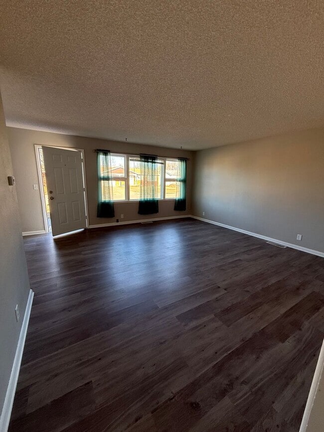 Building Photo - 3 bed 1 bath