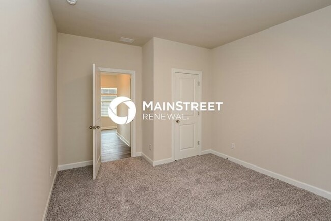 Building Photo - 4 Bedroom Pet-Friendly Home in Charlotte, NC with Main Street Renewal