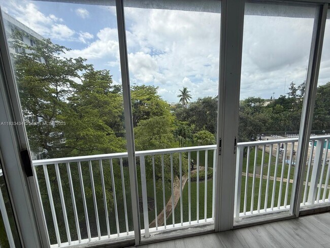 Building Photo - 4200 Hillcrest Dr