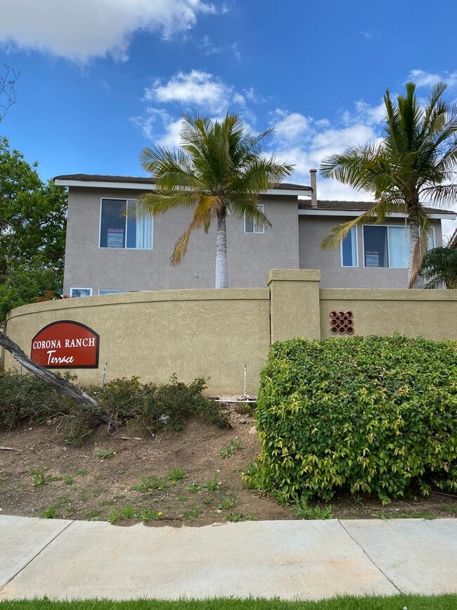 Building Photo - 3 Bedroom/2.5 bath - SFR Available August ...