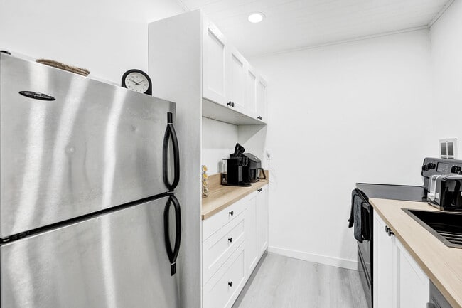 Building Photo - 4658 Bougainvilla Dr