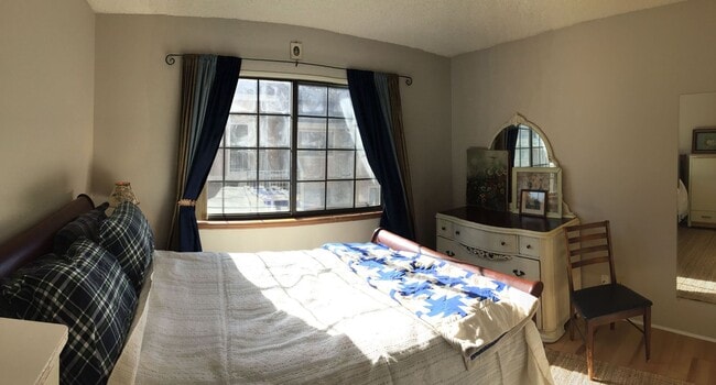 Building Photo - Top Floor FURNISHED 1 Bed/Office/Loft in P...