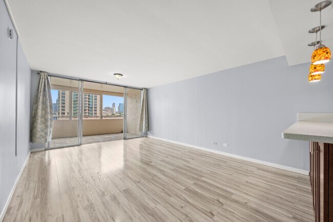 Building Photo - Beautiful 2BR/2BA Condo Close to Ala Moana & Downtown