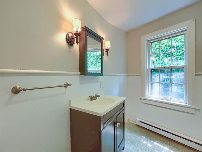 Building Photo - Spacious 3 Bedroom Single Family Home in the Capital District