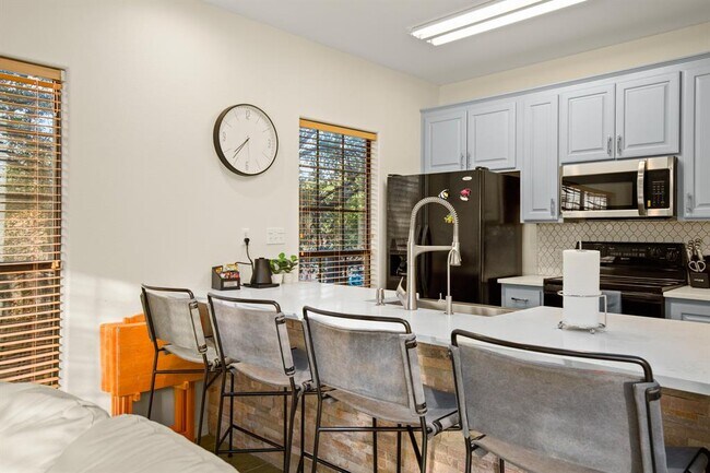 Building Photo - 1352 Lakeshore Dr