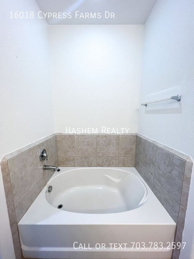 Building Photo - 16018 Cypress Farms Dr