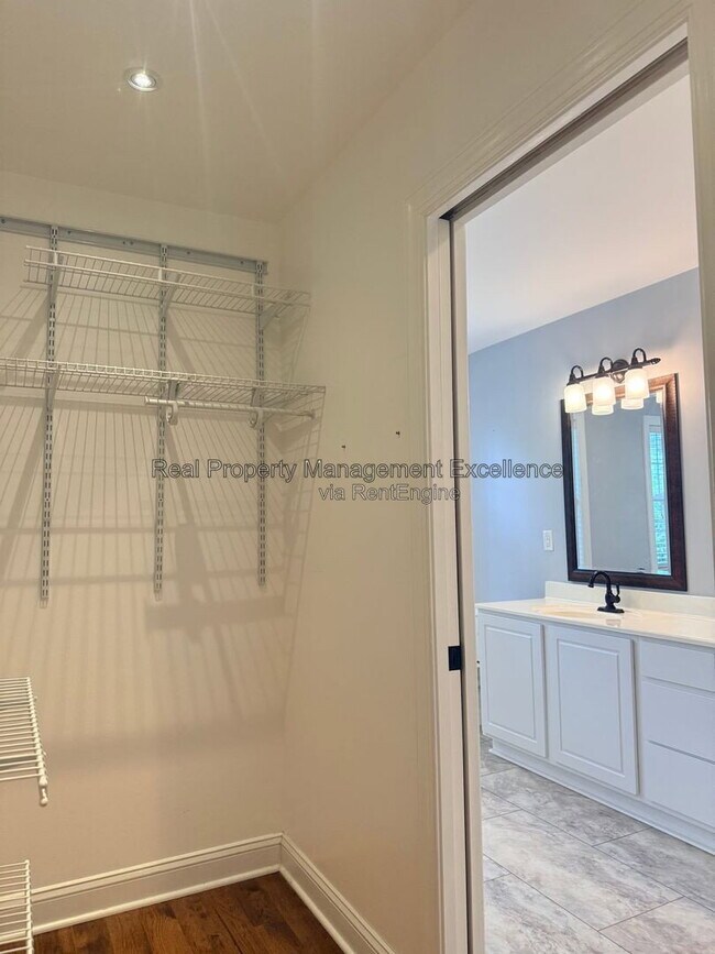 Building Photo - 305 Holly Thorn Trace