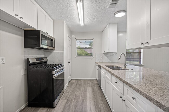 Building Photo - 9667 Meadowvale Dr