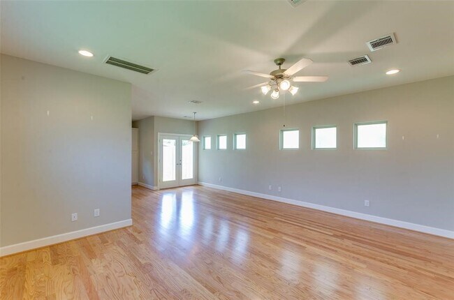 Building Photo - 612 E 38th St