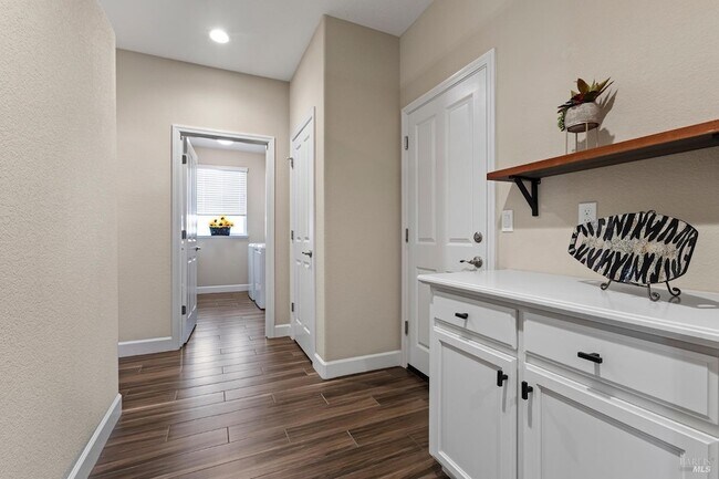 Building Photo - 343 Silver Ridge Dr