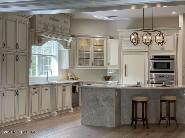 Building Photo - 2456 Den St