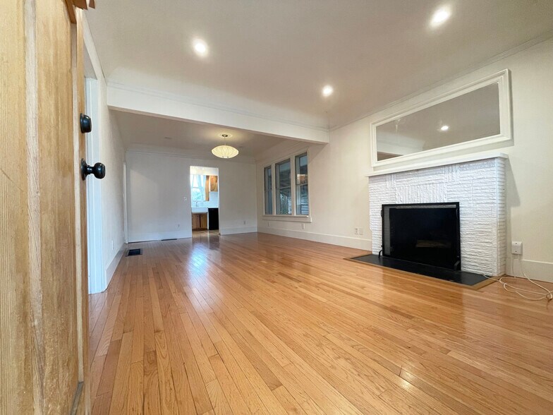 Building Photo - 5124 NE 35th Pl