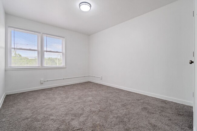 Building Photo - Coming March 1st: 1BR Townhouse in Midland, PA!!