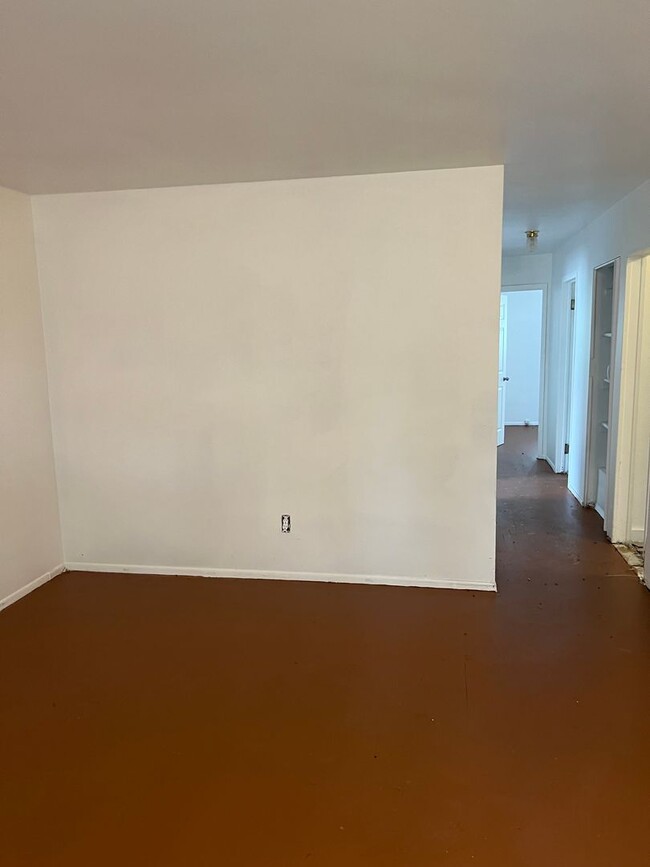 Building Photo - 3 Bedroom 1 Bath - $1200