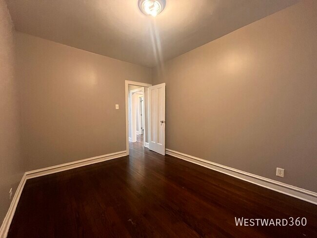 Building Photo - 5653 N Talman Ave