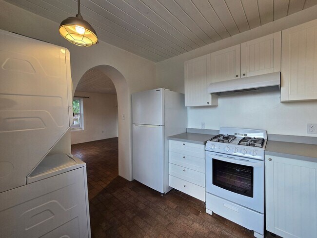 Building Photo - 808 Agua Fria St