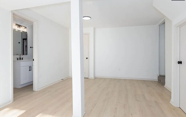 Building Photo - Spacious and Elegant 4 BR 4 BA Home in Olathe!