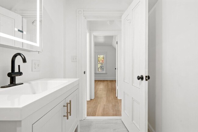 Building Photo - 166 Elliot St