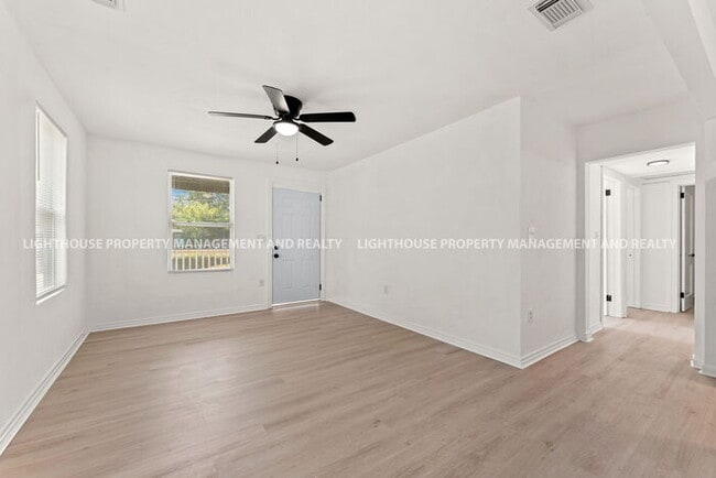 Building Photo - NEWLY RENOVATED 3 BED/1 BATH HOME!