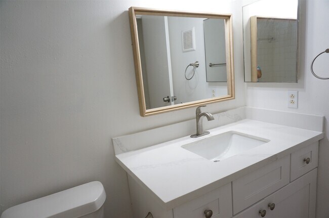 Building Photo - 7400 Bellerive Dr