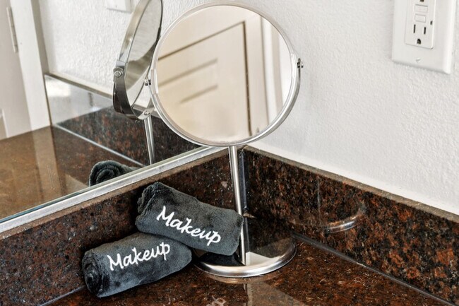 Building Photo - 264 N Walton St