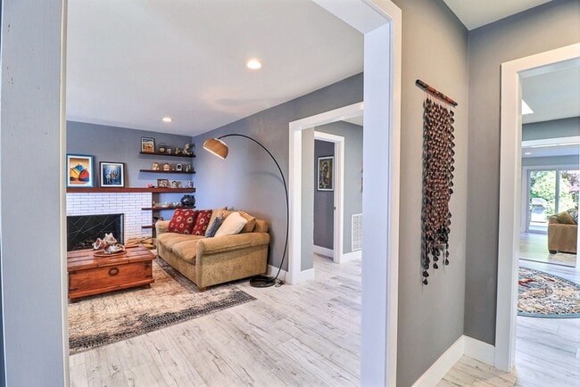Building Photo - Stunning East Richmond Heights Home!