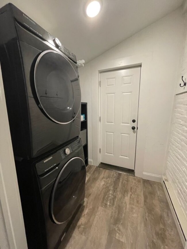 Building Photo - Newly Renovated 3 Bedroom in Lancaster! In...