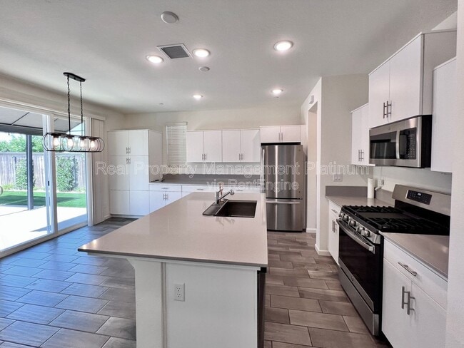 Building Photo - 2038 N Perry Ln