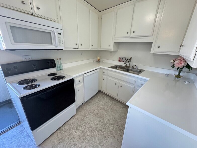 Building Photo - 5858 S Pacific Coast Hwy