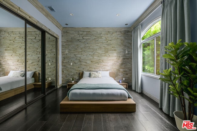 Building Photo - 4705 Los Feliz Blvd