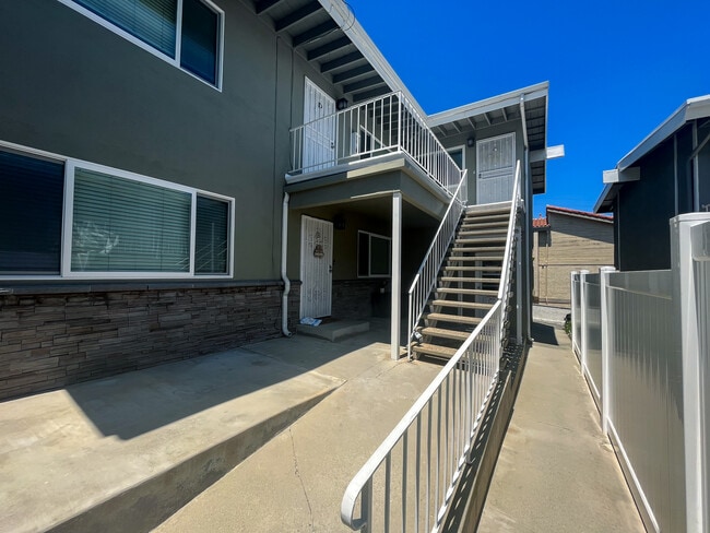 Building Photo - 704 N Paulina Ave